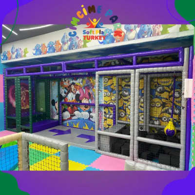 Aire de jeux intérieure pour enfants avec des murs sur le thème de Minion et Disney, des sections en cage sûres, une tyrolienne softplay.