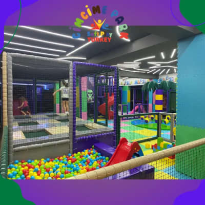 Aire de jeux douce en direct où les enfants jouent dans le trampoline et la piscine à balles