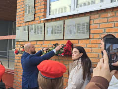 В Ленинской средней школе открыли Парту Героя и мемориальную доску в рамках партпроекта единороссов «Новая школа»