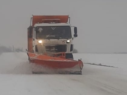 В выходные в Курске на расчистке улиц от снега работали 35 единиц техники