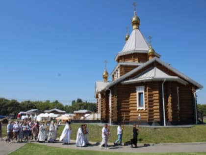 В праздник Преображения Господа Бога и Спаса нашего Иисуса Христа Преосвященнейший епископ Паисий совершил Литургию в Преображенском храме села Красниково Пристенского благочиния
