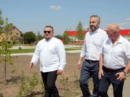 Иван Солодовников осмотрел ход строительства сквера на проспекте Дружбы