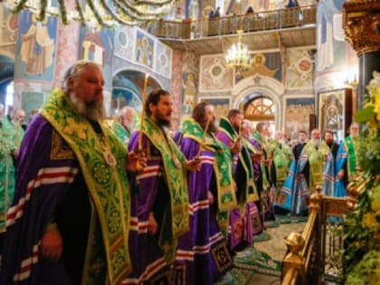 Накануне дня памяти преподобного Серафима Саровского глава Железногорской епархии сослужил Всенощное бдение в Троицком соборе Свято-Троицкого Серафимо-Дивеевского женского монастыр