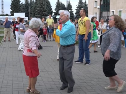 Сад искусств: курчатовцы танцевали и подпевали солистам Центрального  Дома Российской Армии им.Фрунзе