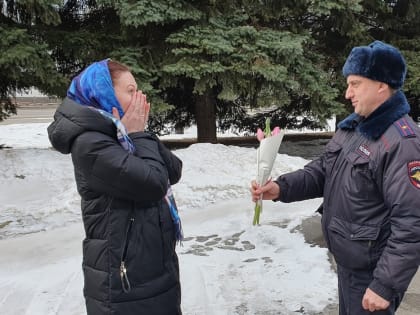 Курские полицейские поздравили женщин в преддверии 8 Марта