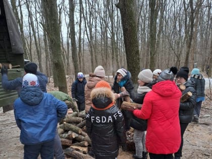В Курске заготавливают дрова для участников СВО.