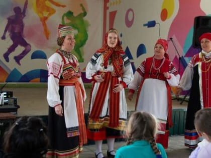 Фольклорный ансамбль и семья Артеменко познакомили курян с южнорусской культурой