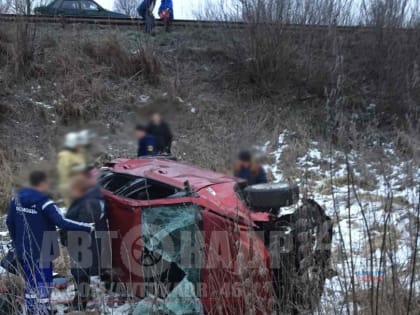 В Курской области автомобиль съехал в кювет: трое пострадавших