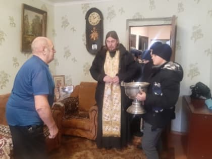 Молодые добровольцы храма преподобного Серафима Саровского приняли участие в благотворительной акции «Крещенская вода в каждый дом»