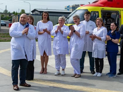 Михаил Лукашов вручил благодарственные грамоты водителям службы санитарной авиации