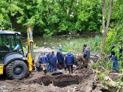 В районе улицы Сонина в Курске устранена авария на стальном канализационном коллекторе
