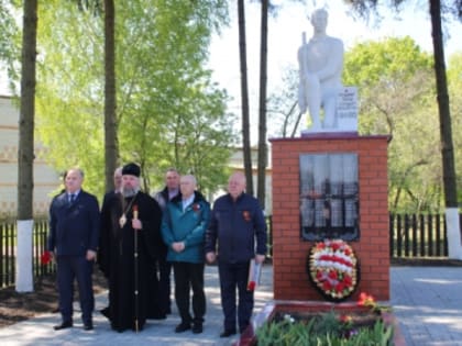 В канун Дня Победы Преосвященнейший епископ Паисий совершил освящение отреставрированного памятника и заупокойную литию