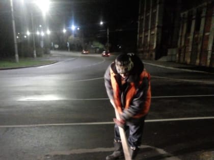 Дорожники продолжают чистить городские ливневки