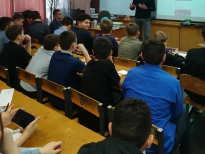 Представитель Федерации компьютерного спорта встретился с курскими школьниками.