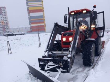 На улицах Курска дорожники чистят снег