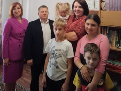 Год назад в Железнодорожном округе Курска родилась многодетная приемная семья Елены Дубровиной, которая приняла на воспитание четырех детей из Донецкой Народной Республики