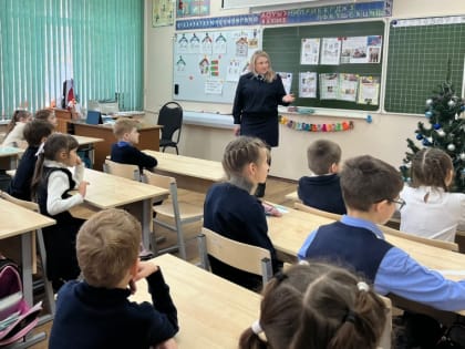 Профилактика безопасности дорожного движения: cотрудники Госавтоинспекции провели занятия с учащимися школы №4