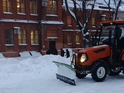 Скверы и парки Курска убирают 60 рабочих и 16 единиц спецтехники