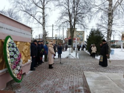 В Сквере памяти и славы поселка Пристень прошёл митинг