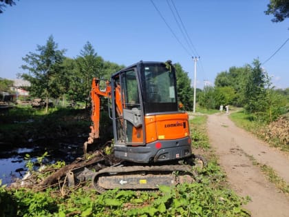 В Курске очищают водоотводный канал по улице Новой Восточной
