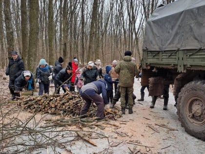 Куряне заготавливают дрова для участников специальной военной операции
