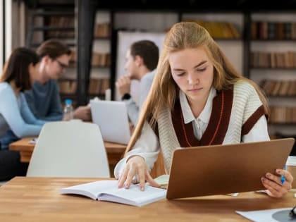 Железногорская одиннадцатиклассница победила в областной олимпиаде по искусству