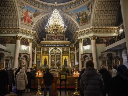 В Знаменском соборе Курска началось всенощное бдение в честь Рождества Христова