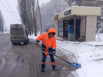 В Курске на борьбу со снежной стихией вышли 60 единиц транспорта