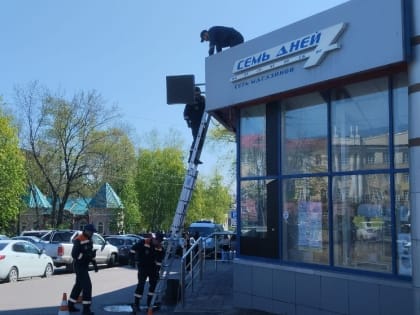 В центре Курска демонтируют рекламные конструкции