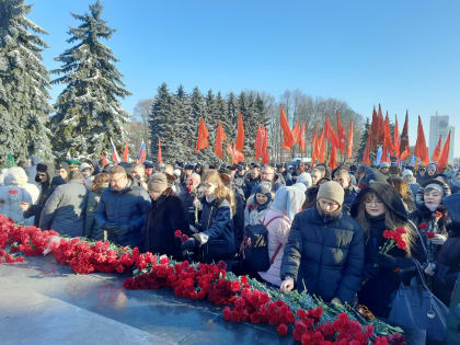 Торжественное возложение цветов на мемориале «Памяти павших в Великой Отечественной войне 1941–1945 гг.»