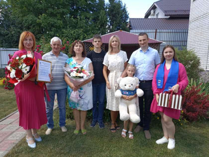 Региональный координатор партпроекта «Крепкая семья» поздравила семью Сырцовых