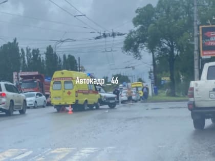 В Курске машина скорой помощи попала в ДТП