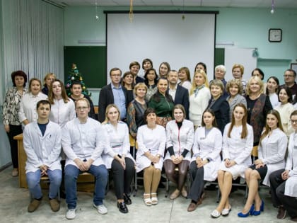 Единороссы вместе с медиками провели акцию «Сердце учителя»