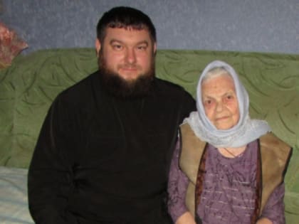 Поздравили старейшую певчую церковного хора Николаевского храма села Зуевка