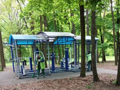 В Курских парках ведется уборка территорий