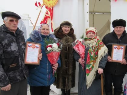 В Курской области три супружеских пары отметили годовщину совместной жизни на масленичных гуляниях