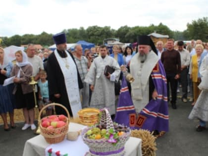 Преосвященнейший епископ Паисий посетил праздничные мероприятия «Яблочный Спас – нам яблок припас»