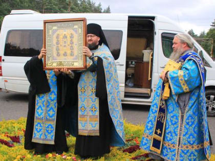 Прибытие иконы Божией Матери «Знамение» Курской-Коренной в Успенский кафедральный собор.