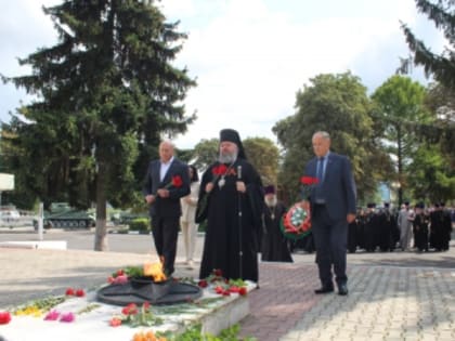 В день 80-летия победы в Курской битве духовенство Щигровской епархии во главе с Преосвященнейшим епископом Паисием возложили цветы и венки к мемориалу Великой Отечественной войны 