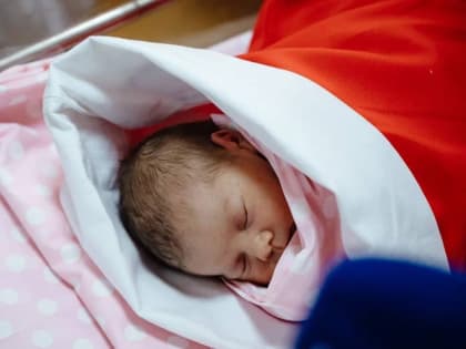 Курским мамам первых малышей нового года вручили свидетельства о рождении и фирменные подарки