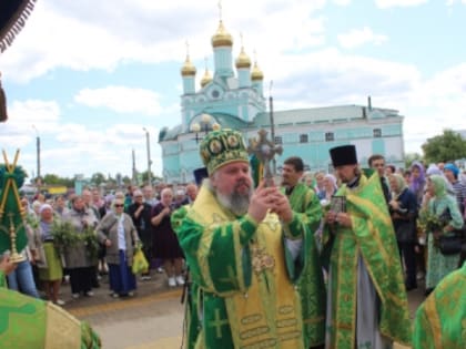 В праздник Святой Троицы Преосвященнейший епископ Паисий совершил Литургию в Свято-Троицком кафедральном соборе города Щигры