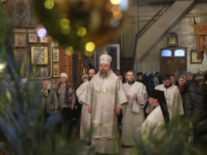 В Рождественский сочельник Преосвященнейший епископ Паисий совершил Литургию в Свято-Троицком кафедральном соборе