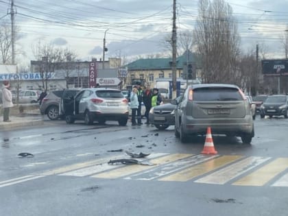 В Курске на улице Сумской столкнулись две иномарки