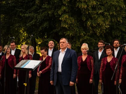 В Курске в парке имени Дзержинского выступает хоровая капелла «Курск»