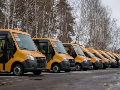 Роман Старовойт вручил ключи от 49 новых школьных автобусов