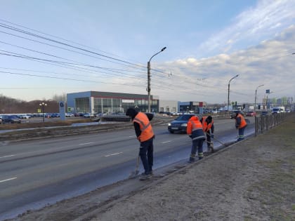 В Курске 57 дорожников и 43 спецмашины убирают дорожное полотно от пыли