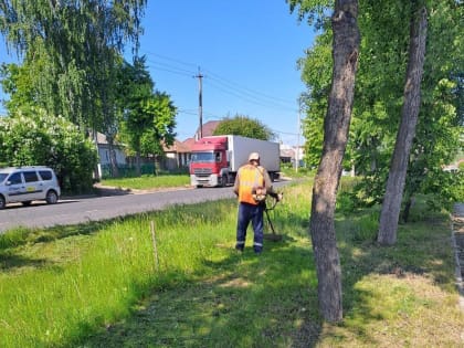 В Курске продолжается уборка автомобильных и пешеходных дорог