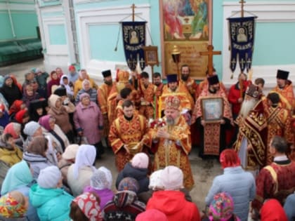 В четверг Светлой седмицы Преосвященнейший епископ Паисий возглавил Пасхальную соборную общеепархиальную Божественную литургию в Свято-Троицком кафедральном соборе города Щигры