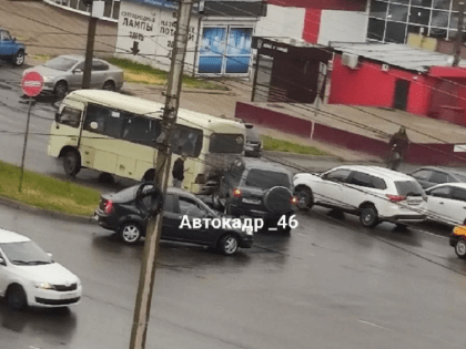 В Курске столкнулись маршрутка и внедорожник