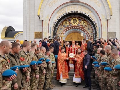 Молебен перед началом принесения мощей святого Георгия в епархии Русской Церкви
